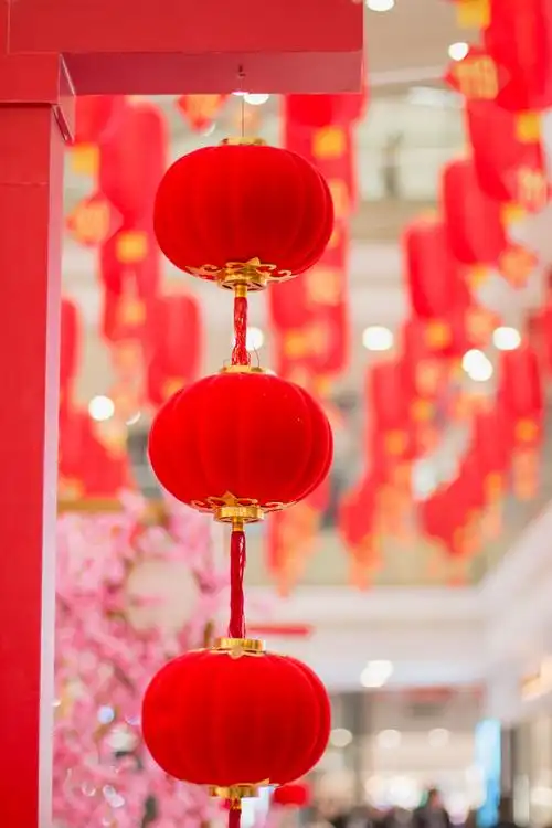 红色新年张灯结彩的对联灯笼背景图片