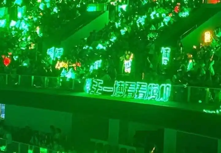 原创乐华演唱会一片绿海,满场都是王一博应援色!不愧是乐华唯一top!