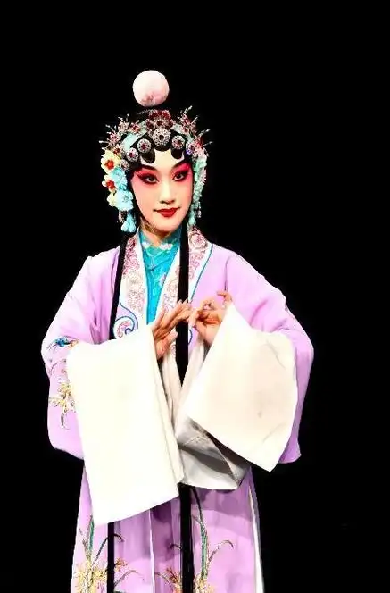 山东省京剧院优秀青年演员,工张派青衣.毕业于中央戏剧学院.