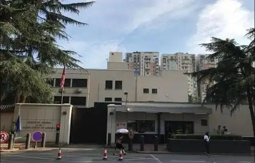 美国驻成都总领事馆外,警方设置了硬隔离,为应对突发事件还准备了灭火