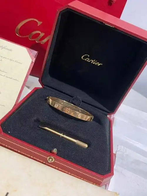 卡地亚玫瑰金四钻love手镯