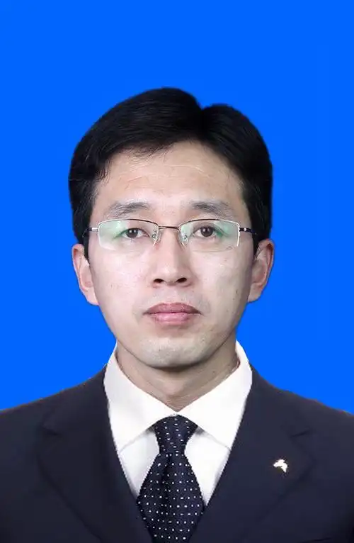 哪位大神能帮我把2寸蓝底照片的毛衣p成黑西服白衬衫外加领带的,小弟