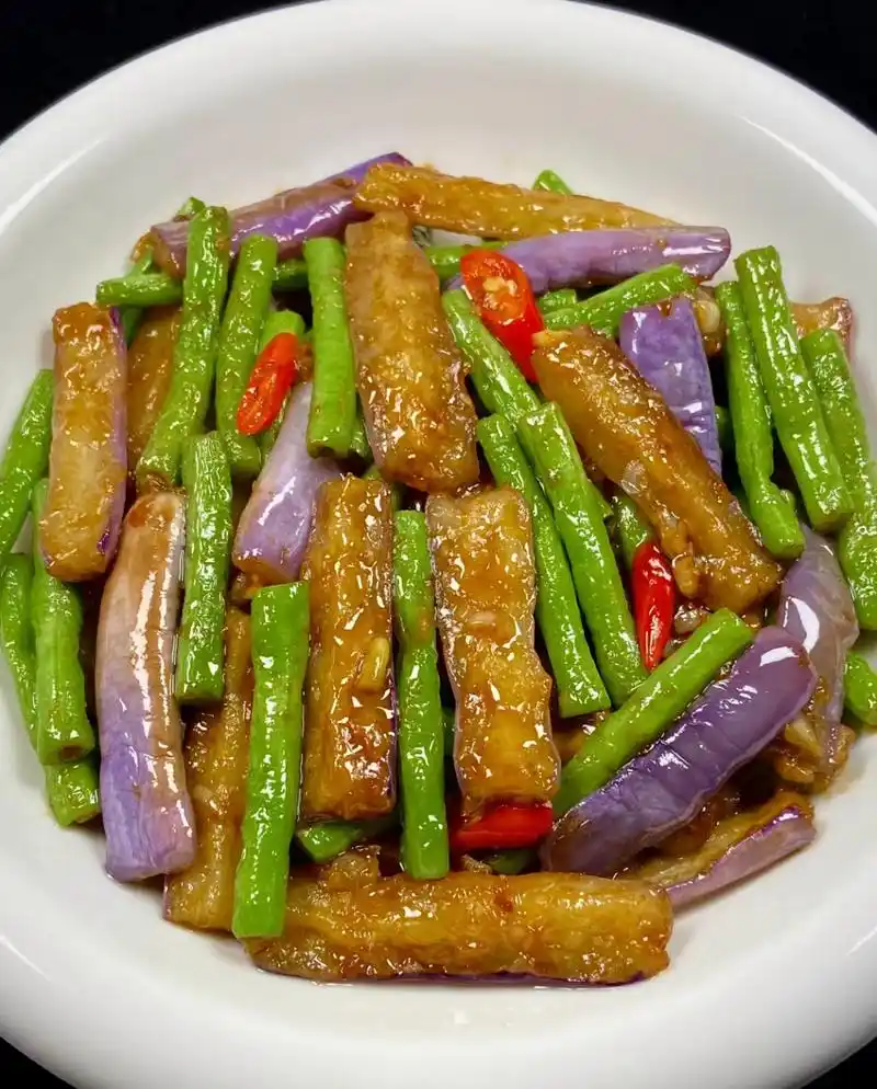 我妈炒的豆角烧茄子,软糯的茄子,脆香的豆角,巨下饭.