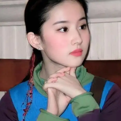 刘亦菲18岁乡村旧照曝光脸上高原红太抢镜整没整容一目了然