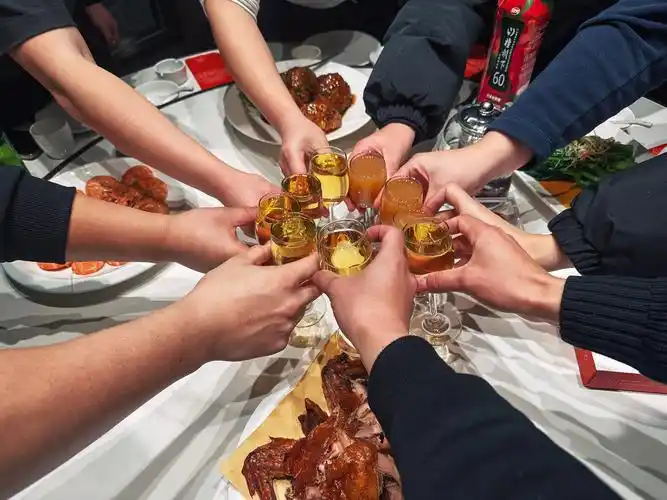 大家聚餐其乐融融