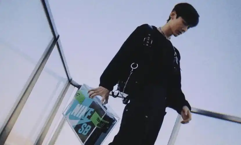 小鬼白敬亭沸腾之夜合作《goodnight》,这相隔距离是怕踩到鞋?