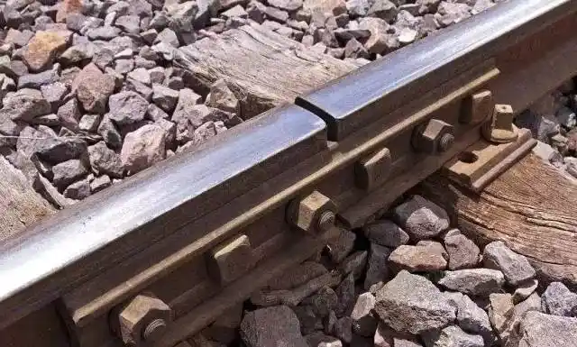 和钢轨头部磨耗加大碰撞发出的冲击声这是火车车轮与钢轨连接处以前