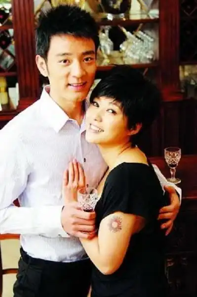 43岁郝蕾疑深夜喝醉当街撒娇搂男友脖子男方高大壮实颜值高