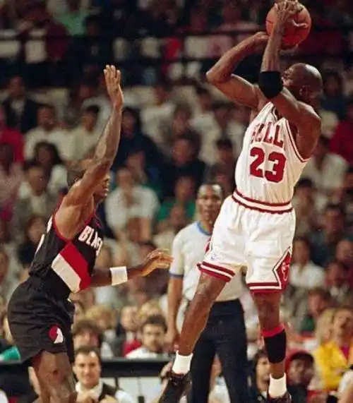 10个角度看乔丹非人类的跳投高度,这身体素质还有谁_投篮_对手_弹跳