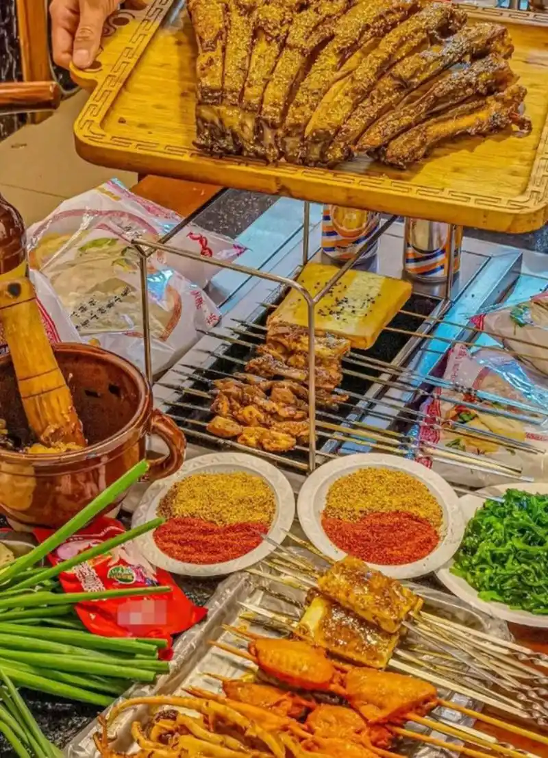 逛论坛看见的..淄博烧烤,图上全部,可能图外还带点酒水,一共210...