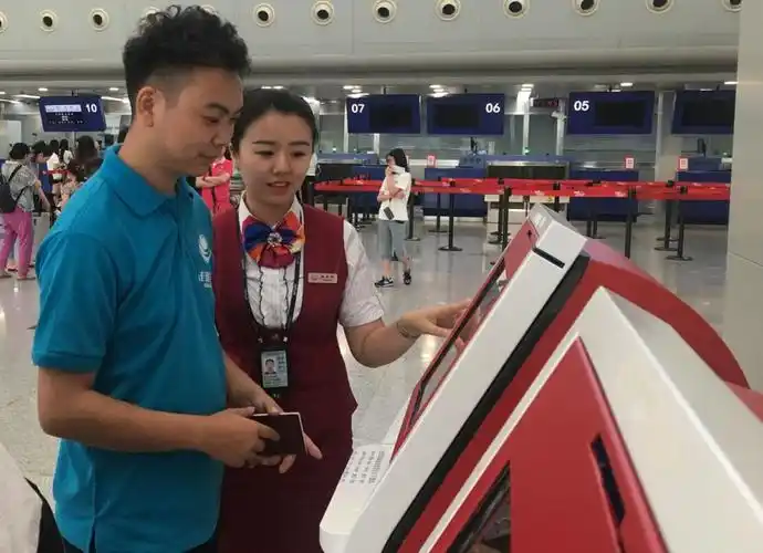 图:在川航工作人员的协助下,成都-曼谷一名导游正在为其团队办理值机