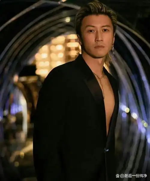 电影节:42岁谢霆锋真空上阵显年轻,邓超胡子拉碴和谢霆锋像隔代