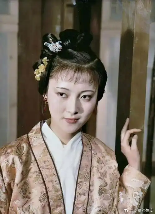 1987版《红楼梦》中李伊饰演的邢岫烟,这气质非常惊艳,美如画,让人赏
