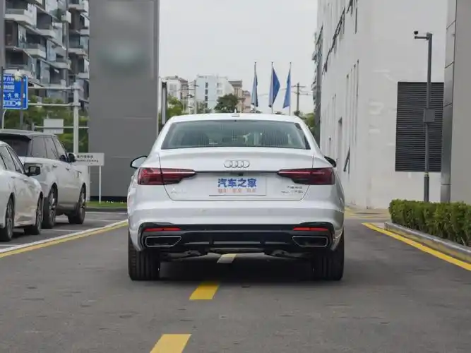 汽车>一汽奥迪>奥迪a4l>2022款40tfsi豪华动感型>朱鹭白>车身外观>