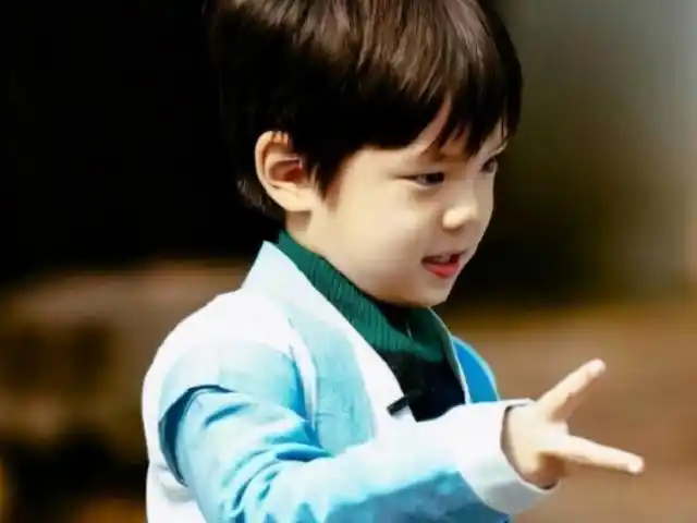 杜宇麒才是"整容式"长大,小时候撞脸胡一统,如今帅成杜江翻版