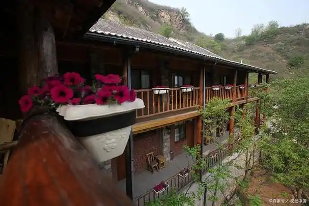 北京密云古北水镇下的特色民宿,这里环境优美,秋天充满了诗意