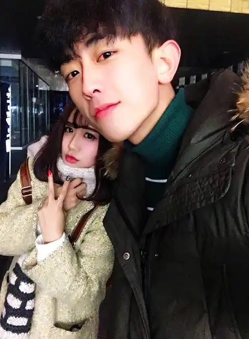 情侣照片萌萌哒的身高差