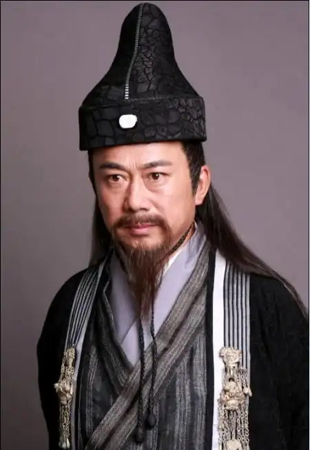 68岁老戏骨出门无人识,拍戏被误认龙套演员,自己拎行李太低调_视频