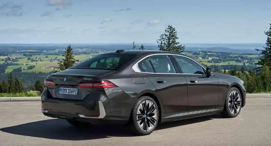 全新宝马5系插电混动版:动力升级,智能驾享