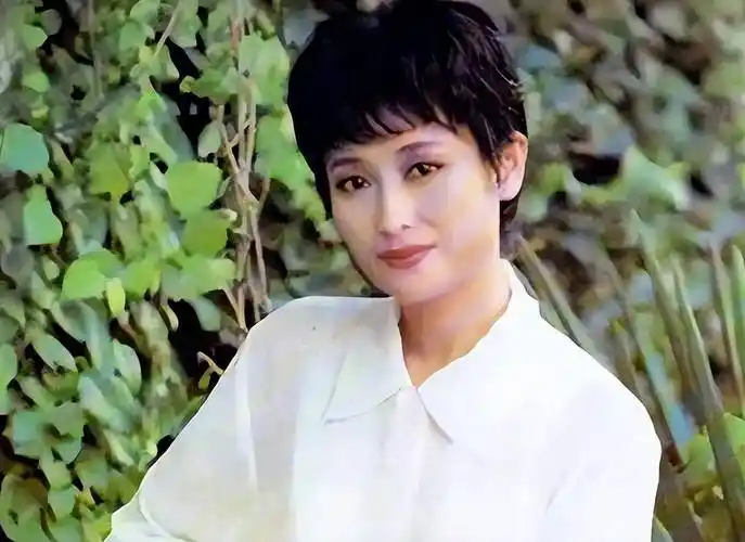 她一婚嫁给大8岁演员,二婚嫁给富商,如今60岁被宠成"公主"_左翎_王