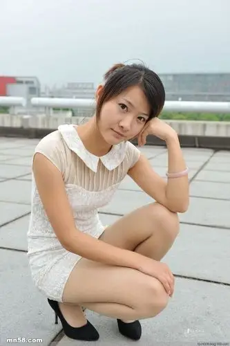 【转载】粉裙小妹正点丝袜高跟