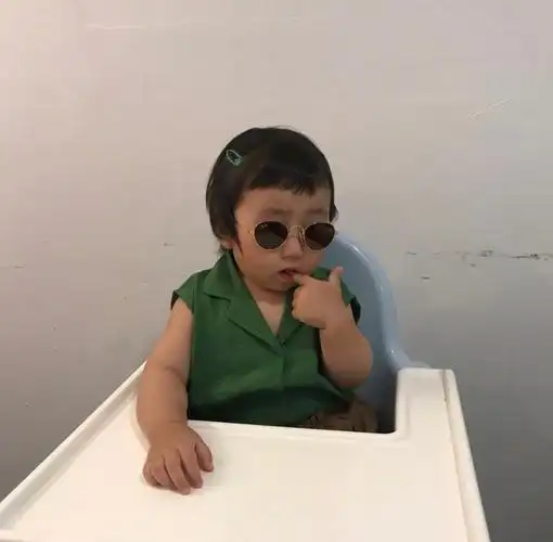 长相颇为喜感的小胖妞 . 哈哈 丑萌丑萌的可爱