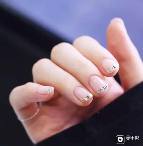 圆形银色裸色法式简约上班族美甲图片