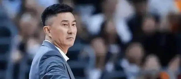 罕见宏远老板陈海涛和杜锋握手聊天老板娘吴迪陪同太感人了