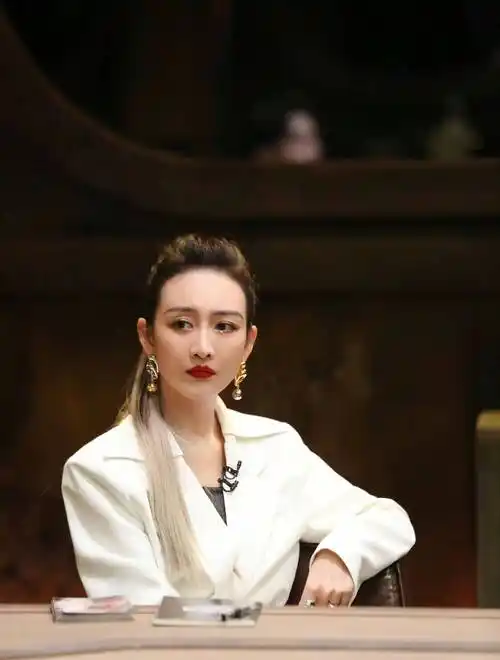 王鸥大侦探新造型好飒,白西装搭高马尾,清爽干练很显气质!