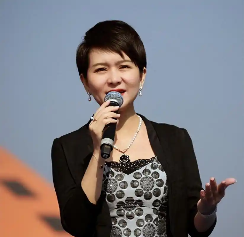 歌手甘萍:为了爱情放弃事业,嫁前国足老公黎兵,如今过得怎样了