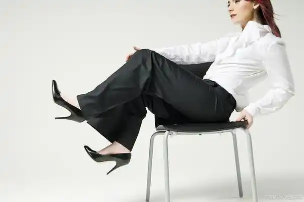 二郎腿,是一种特别的坐姿,成为了年轻人们半躺在椅子上或者斜靠在墙边