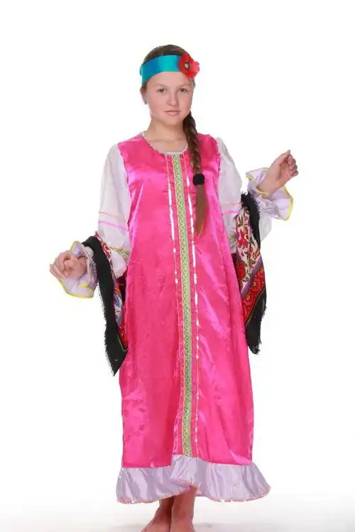 在传统的俄罗斯服装的女孩