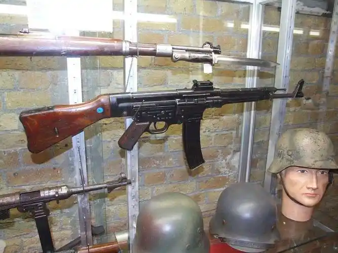 它号称"突击步枪的鼻祖" "二战最强单兵武器" 催生了ak47问世_冲锋枪