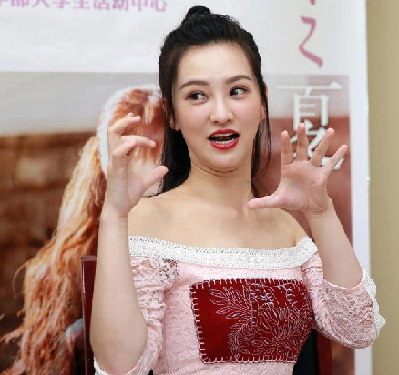 黄灿灿携《泡沫之夏》回武大 露香肩被质疑清纯不再