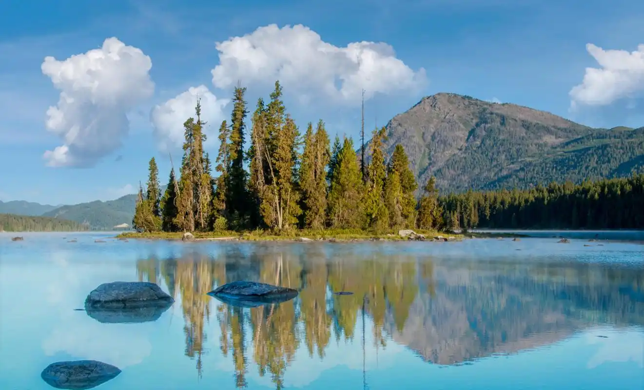 世界上最深的湖泊  2500万年以前,在中西伯利亚高原南部,由于强烈的