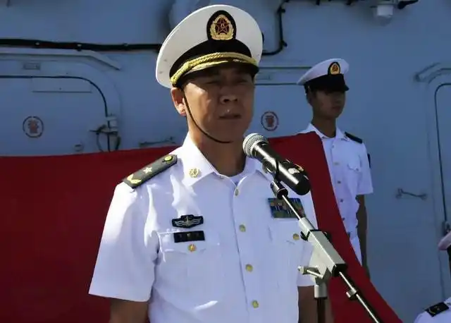 被钦定的首位航母舰长李晓岩苦等辽宁号服役时却与舰长擦肩而过