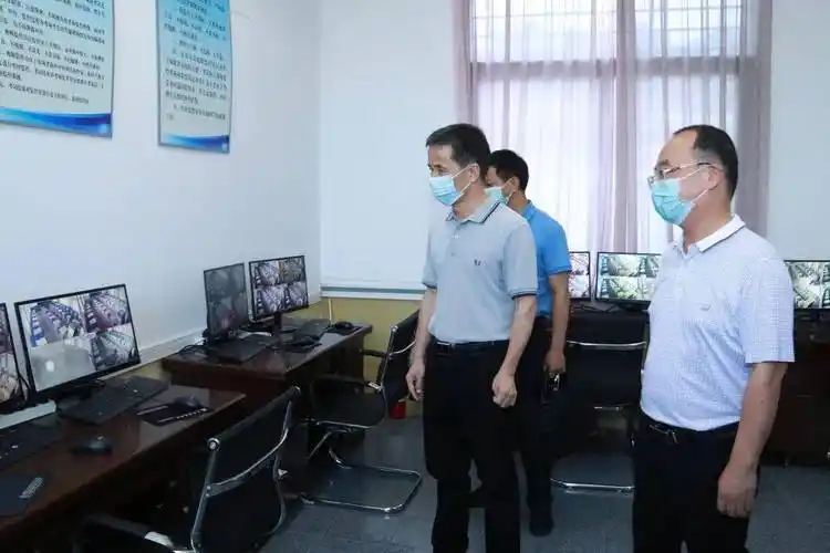 安全保卫及防疫物资储备情况,深入细致地查看巡控室,主考办公室及主控