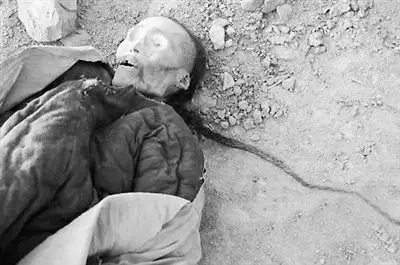 新疆火焰山下发现清代干尸