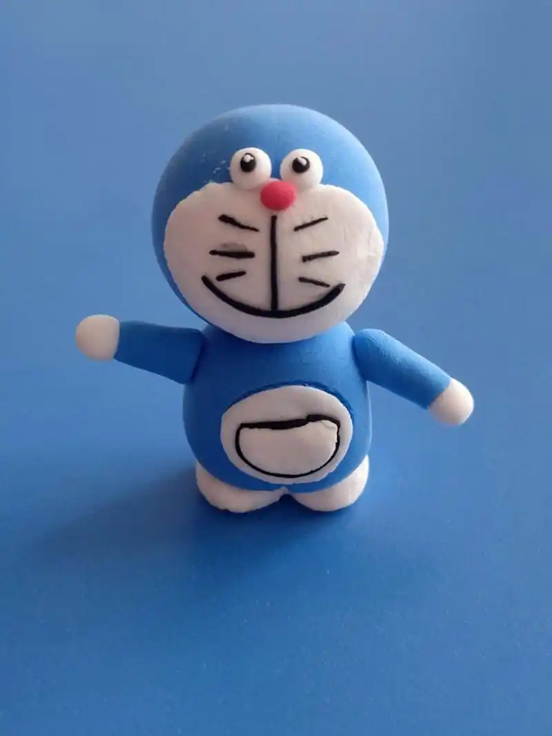 超轻黏土——哆啦a梦  一个形状饱满且圆润的头部.