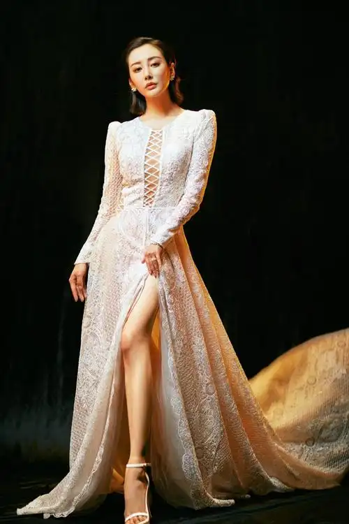 一袭蕾丝连衣裙镂空 露背太美,没身材不敢穿|李纯|身材|露背_新浪新闻