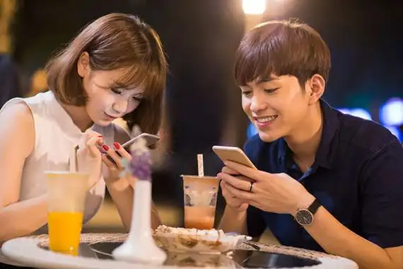 约会新潮流:牛排套餐,配上红酒,再偷亲一下,饭后一起散散步