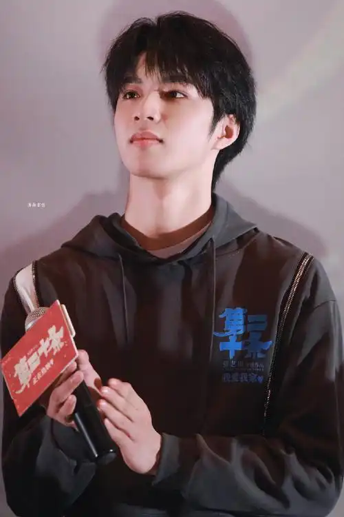 #刘耀文爆改宣传卫衣##刘耀文电影第二十条#