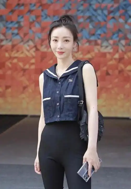 43岁柳岩近照曝光,身材纤瘦曲线变平,穿紧身瑜伽裤引热议