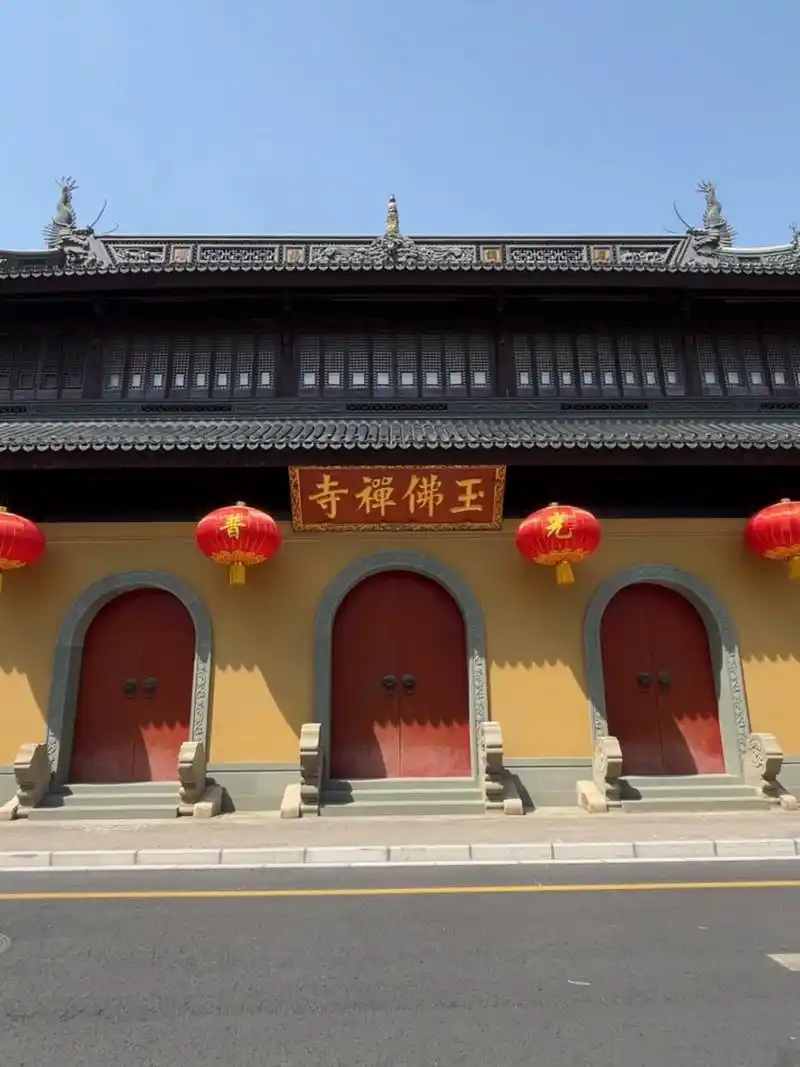 玉佛寺 "先有玉佛后有寺",玉佛寺里的玉卧佛谐音"offer",代表着"录用