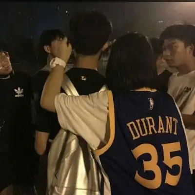 情侣头像一男一女分开两张背影