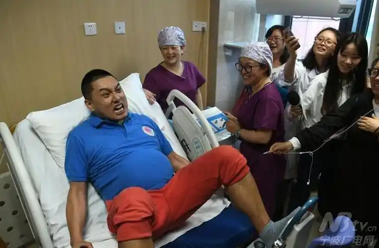 男子挺"大肚"体验产妇分娩阵痛