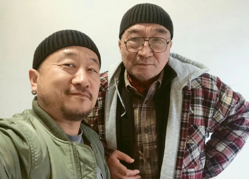 73岁李保田与儿子罕同框两人五官如复制粘贴