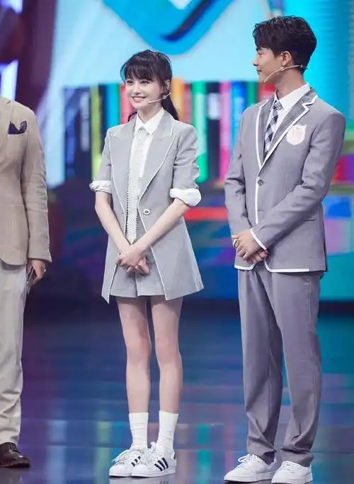 郑爽故意将中袜穿成短袜将袜子堆积在一起意外显瘦10斤不止