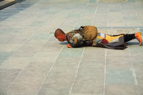 海南三亚南山文化旅游区里虔诚朝拜的和尚