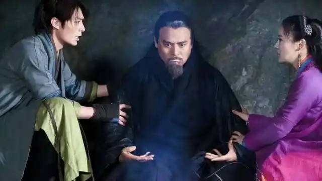 岳不群和夫人相对苦笑,均想:"这一干人只是要冲儿去.